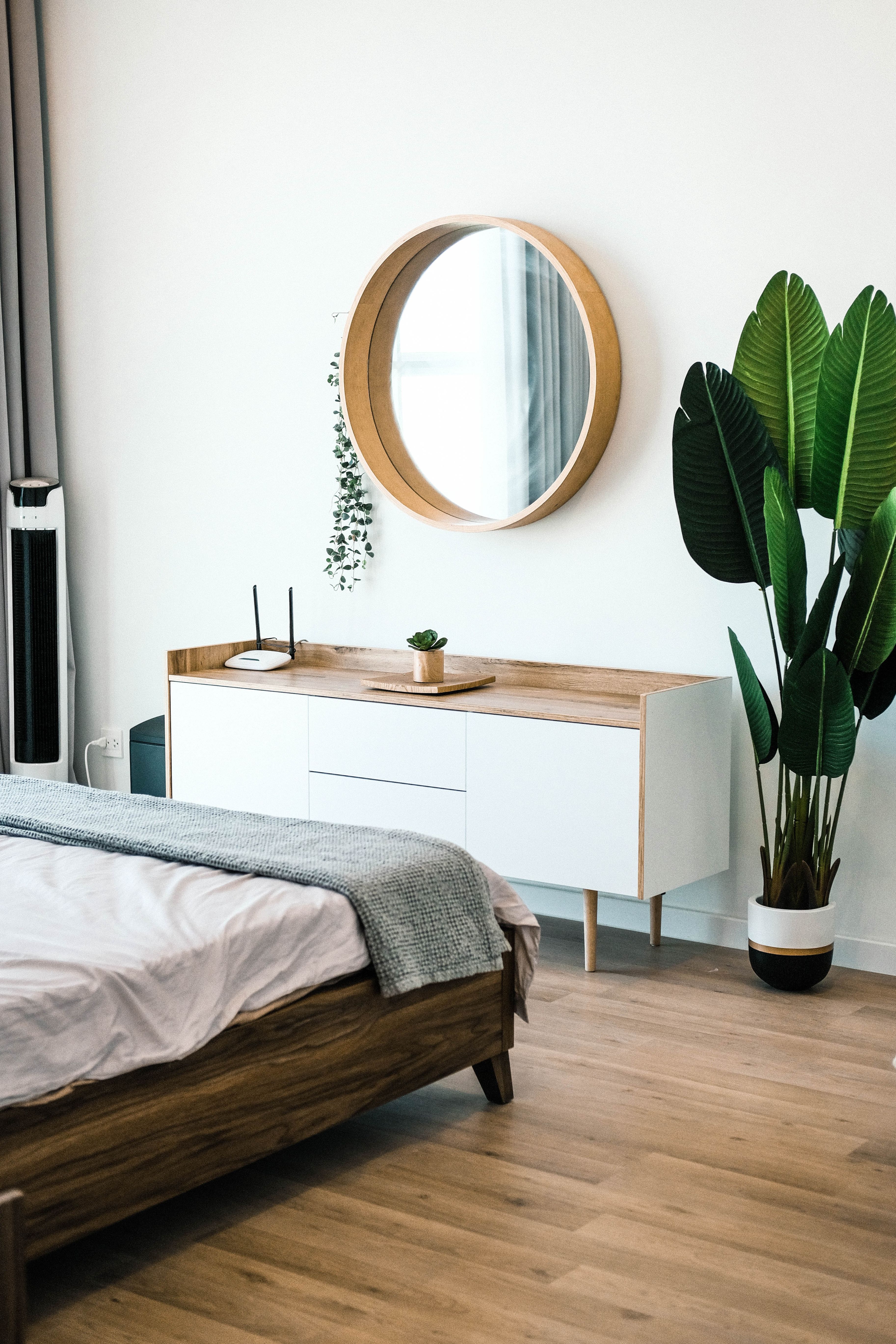 Städat sovrum med byrå och spegel i trä städfirma Karavan Nordic Point